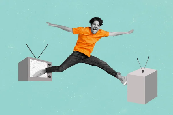 Yaratıcı Arka Planda Izole Edilmiş Iki Televizyon Arasında Zıplayan Heyecanlı — Stok fotoğraf