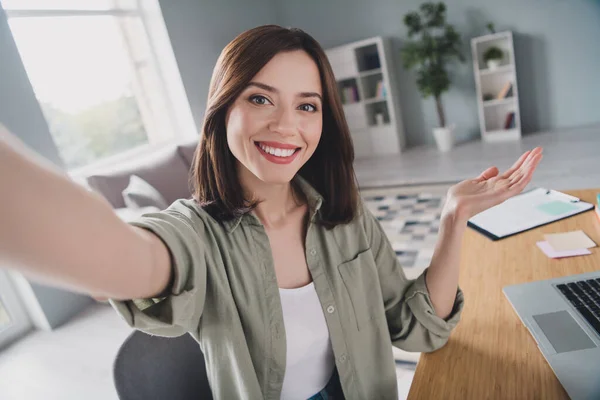 Foto Von Attraktiven Positiven Person Sitzen Stuhl Selfie Aufnahme Video — Stockfoto