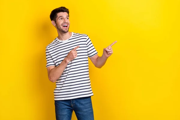 若い喜びに満ちた学生の男の写真は 黄色の色の背景に隔離されたスタイリッシュなカジュアルな服を見て興味のある指直接モックアップを着用 — ストック写真