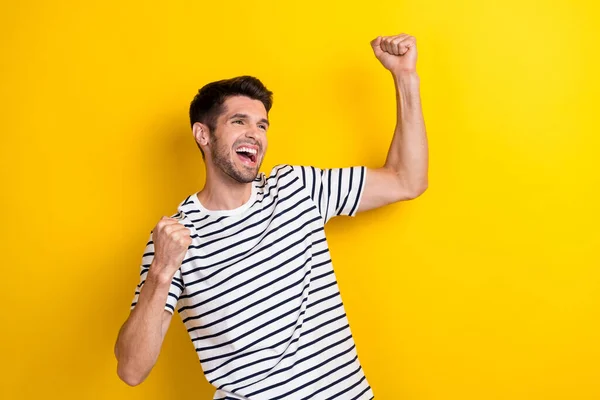Foto Hombre Joven Positivo Usar Rayas Puños Camiseta Hasta Celebrar —  Fotos de Stock