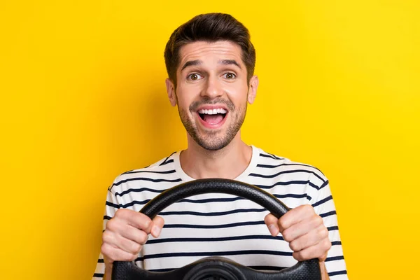 Porträtt Förvånad Positiv Person Armar Hålla Hjulet Öppen Mun Isolerad — Stockfoto