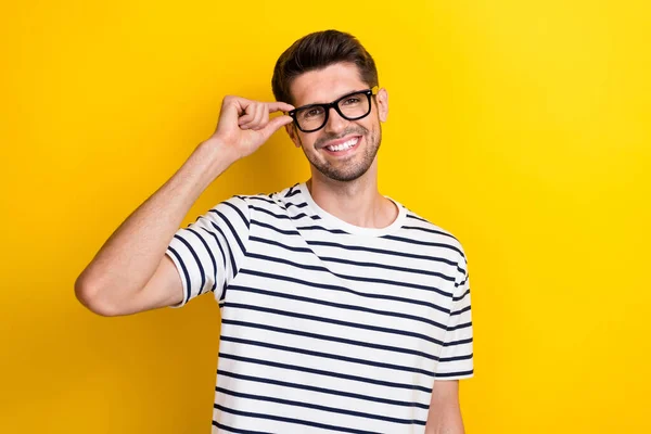 积极友善男人的画像 用黄色背景隔离的笑臂触摸眼镜 — 图库照片