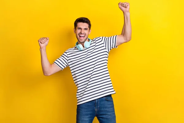 Портрет Захваті Від Задоволеної Людини Піднімає Кулаки Кричать Ізольовано Жовтому — стокове фото