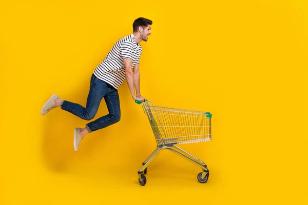 남자의 티셔츠 줄무늬 슈퍼마켓걷기 슈퍼마켓 쟁반높은 노란색 — 스톡 사진