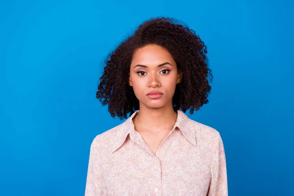 Odaklanmış Genç Bayan Portresi Sakin Yüz Dalgalı Saç Rengi Mavi — Stok fotoğraf