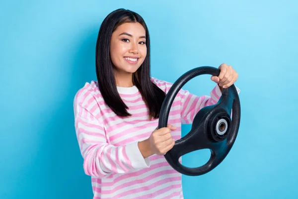 年轻的职业女性出租车司机手握方向盘骑着她那辆蓝色背景的超级跑车的照片 — 图库照片