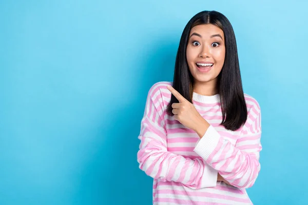 Photo Cheerful Impressed Young Girl Dressed Pink Pullover Pointing Finger — Stock Photo, Image