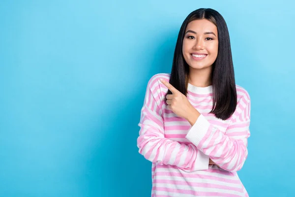 Photo Cute Cheerful Young Girl Dressed Pink Pullover Smiling Pointing — Stock Photo, Image