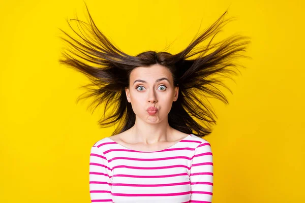 Foto Portrét Půvabné Mladé Ženy Nafouknout Tváře Létání Vlasy Pošetilé — Stock fotografie
