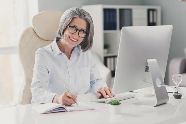 Photo Cheerful Smiling Lady Assistant Wear Spectacles White Shirt Planning — Stock Photo, Image