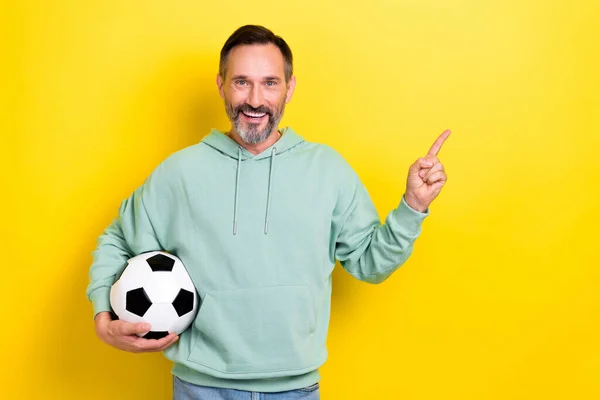 Portrait Sporty Bearded Man Arm Direct Empty Space Recommend Buy — Stock Photo, Image