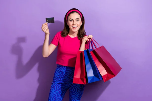 图为一位快乐可爱的女士的照片 她展示了用紫色背景隔离的付款方式 塑料卡商场 — 图库照片