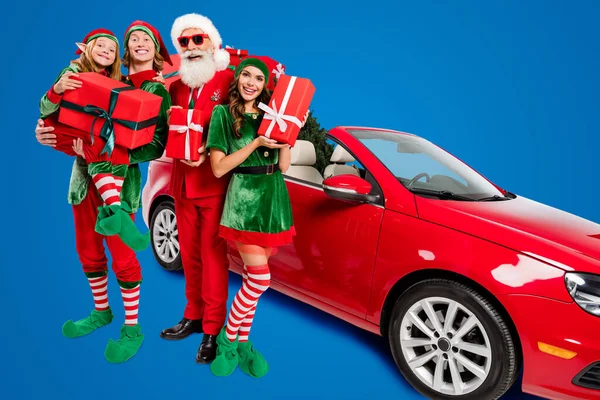Photo Cool Funky Santa Claus Assistants Wear Costumes Smiling Riding — Stock Photo, Image