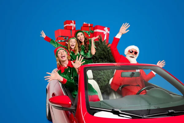 Olumlu Noel Baba Asistanlarının Fotoğrafları Gülümseyen Kostümler Giyerler Nakliye Araçlarında — Stok fotoğraf