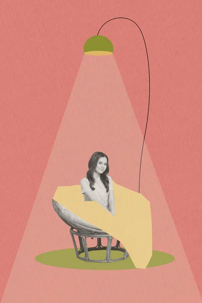 若い魅力的な正の女性のコラージュ写真のコンセプト快適な椅子の暖かさ椅子ランプライトピンク色の背景に隔離された — ストック写真