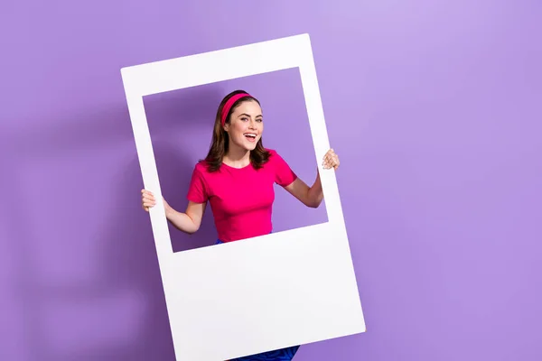 興奮明るい女の子の手の写真は 紙の写真カードを保持している良い気分は 紫色の背景に隔離されている — ストック写真
