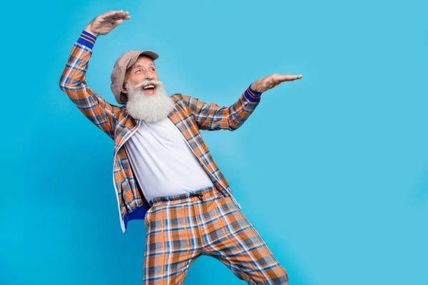 Fotografie Vzrušený Veselý Muž Důchodce Nosit Kostým Kostým Baví Hledá — Stock fotografie