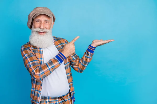 Foto Hombre Jubilado Emocionado Positivo Vestido Traje Cuadros Sosteniendo Brazo —  Fotos de Stock