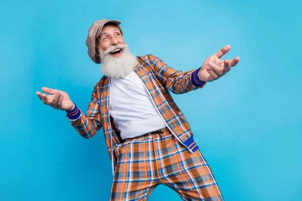 Foto Funky Positivo Pensionista Desgaste Cuadros Traje Moda Mirada Espacio —  Fotos de Stock