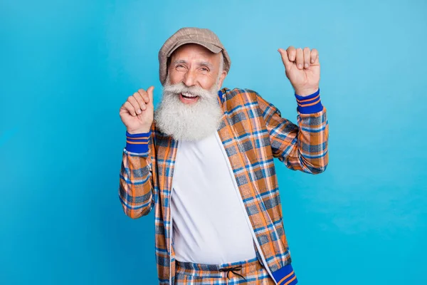 写真の幸運な興奮引退した男の服を着てプレイしたスーツ笑顔上昇拳隔離された青の色の背景 — ストック写真