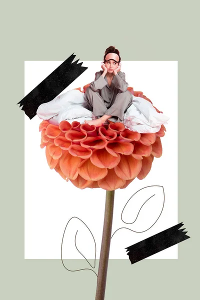 Vertikální Koláž Obraz Melancholické Nespokojené Holčička Sedět Obrovské Květiny Místo — Stock fotografie
