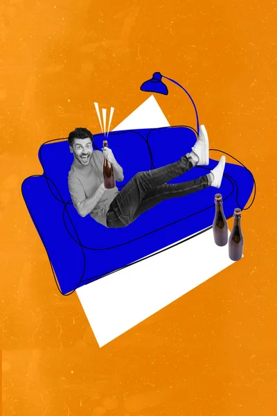 若いアルコール男の複合コラージュ横に快適な図面青のソファは オレンジの背景に室内で隔離シャンパンとガラス瓶を保持 — ストック写真