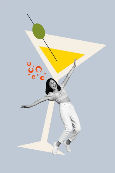 縦のコラージュイメージの喜びの黒白い効果の女の子ダンス大きな描画カクテルガラス孤立した創造的な背景 — ストック写真