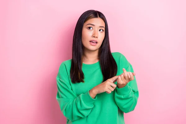 Photo Unsure Thoughtful Girl Dressed Green Sweatshirt Counting Fingers Looking — Stock Photo, Image