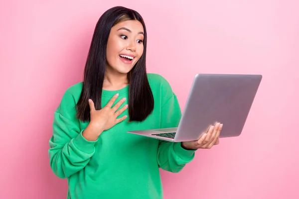 Photo Shiny Impressed Girl Dressed Green Sweatshirt Reding News Apple — Stock Photo, Image