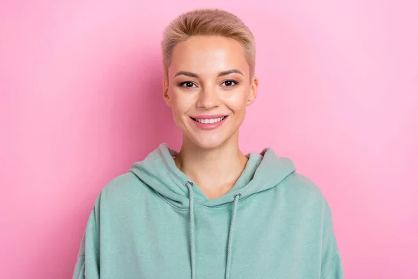 Close Portret Van Jonge Vrolijke Glimlach Tevreden Blond Kort Haar — Stockfoto