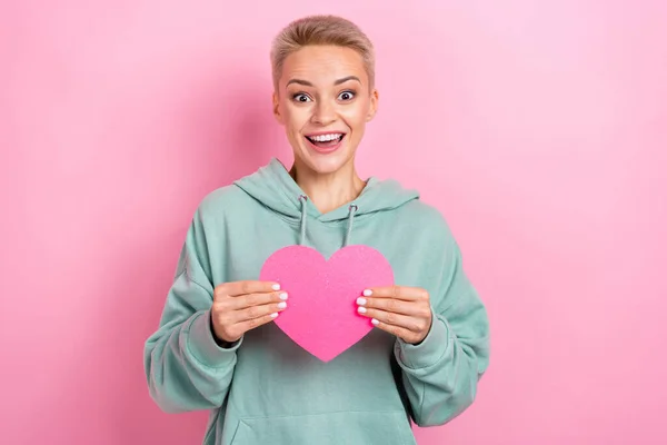 Photo Cute Funny Overjoyed Girlfriend Short Blonde Hair Hold Paper — Stock Photo, Image