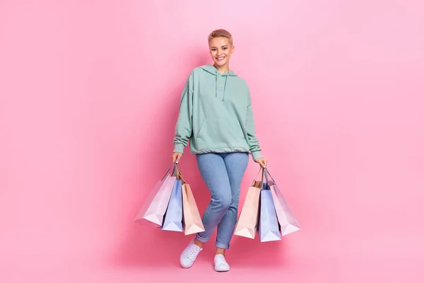 美しいかなり幸せな女性の完全な長さの写真は トレンディーな服を着て満足素敵なショッピングモールセンターピンク色の背景に孤立 — ストック写真