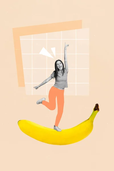縦コラージュ映像の陽気な喜びの黒白い効果女の子スタンドダンス大バナナ孤立した絵の背景 — ストック写真