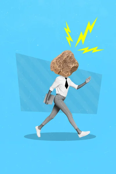 創造的なアートワークヘッドレスのカリカチュアマネージャーの女性は ブルーの背景に隔離されたラップトップでストレスの多い歩行を疲れロックヘッド — ストック写真