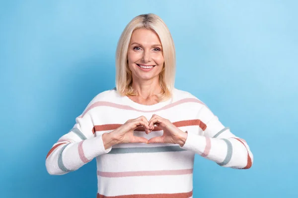 Photo Pretty Adorable Woman Dressed Striped Sweater Showing Arms Heart — Stock Photo, Image