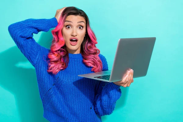 印象的な女性の波状の髪型の肖像ニットプルオーバーは 活気のあるティール色の背景に隔離された頭の上にノートパソコンの腕を保持 — ストック写真