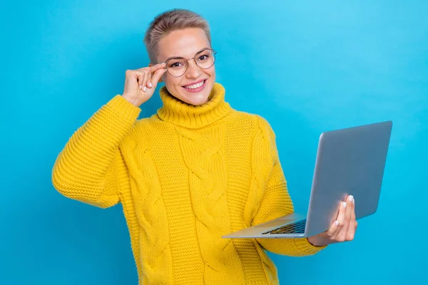 Photo Stunning Smart Lady Wear Trendy Cozy Sweater Hold Macbook — Stock Photo, Image