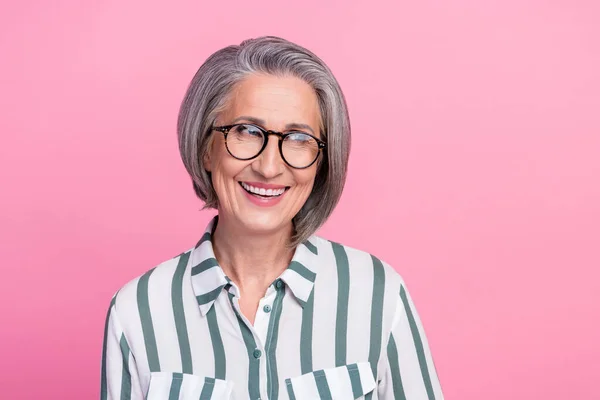 大人の定年退職したビジネスマンの写真の肖像女性の笑顔は ピンクの色の背景に隔離された空のスペースウェア眼鏡新会社の広告を見えます — ストック写真