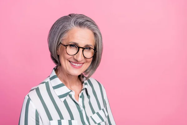 明るい年金受給者のビジネス女性の写真の肖像ヘッドショットは スタイリッシュなストライプのシャツを着て笑顔はピンクの色の背景に隔離された彼女の会社をお楽しみください — ストック写真