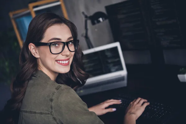 心情愉快的女工程师戴眼镜打字密码现代家用电器室内工作站车间的照片 — 图库照片
