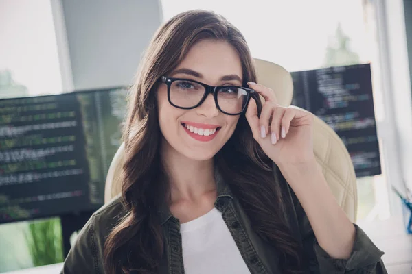 快乐可爱的职业女性戴着眼镜在室内新创职场工作室的照片 — 图库照片