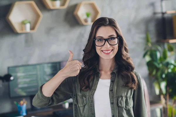 微笑的女工程师戴着眼镜在室内车间展示大拇指的照片 — 图库照片