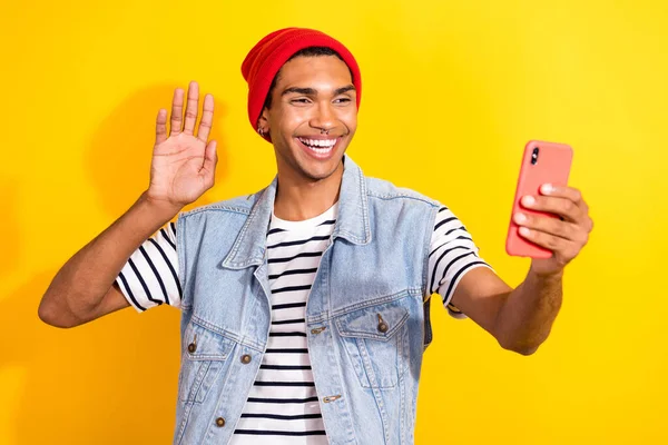 Heyecanlı Yakışıklı Kişinin Portresi Telefon Selfie Kaydını Yap Palmiye Sarı — Stok fotoğraf