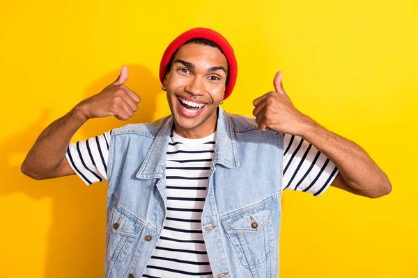 Retrato Louco Positivo Bonito Homem Sorriso Mostrar Polegar Até Aprovação — Fotografia de Stock