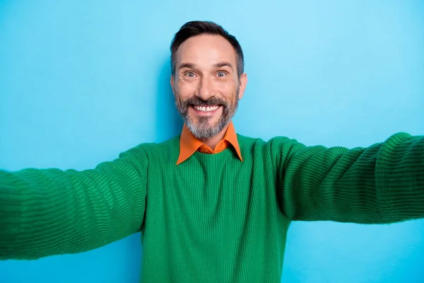 Photo Portrait Mature Attractive Male Take Selfie Toothy Beaming Smile — Stock Photo, Image