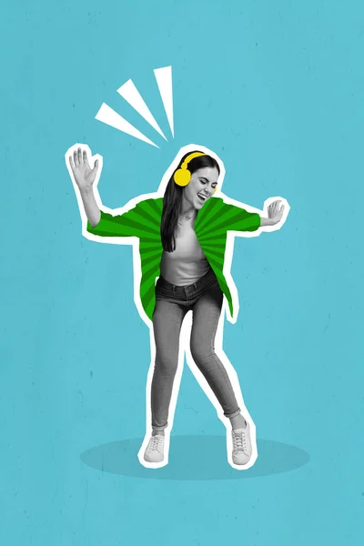高校学生的照片设计了新款耳机广告少女跳舞听着蓝色背景下的最佳音质 — 图库照片