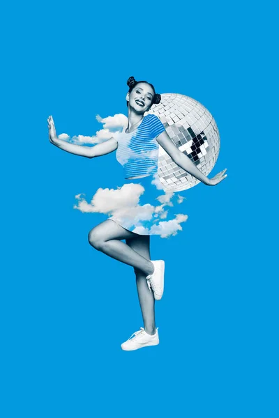 在蓝底背景下 美丽而快乐的黑白相间的女子云天舞迪斯科球的垂直拼图 — 图库照片