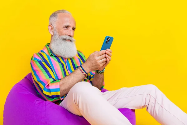 Photo Cheerful Positive Man Wear Colorful Shirt Typing Apple Samsung — Stock Photo, Image
