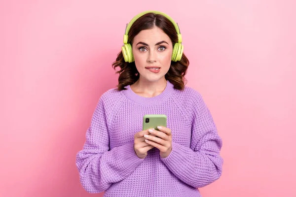 Photo Pretty Unsure Lady Wear Violet Sweater Choosing Songs Modern — Stok fotoğraf