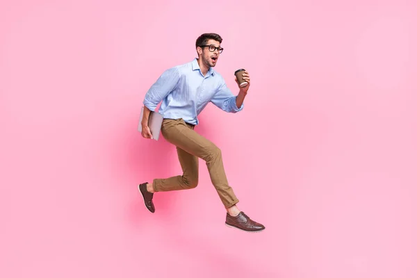 フルボディサイズの写真の跳躍の実行過労オフィスマネージャー男救いビジネスホールドコーヒーとともにNetbook隔離されたピンク色の背景 — ストック写真